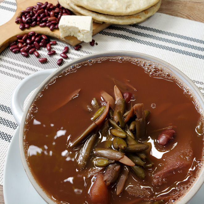 Bean soup with pitos