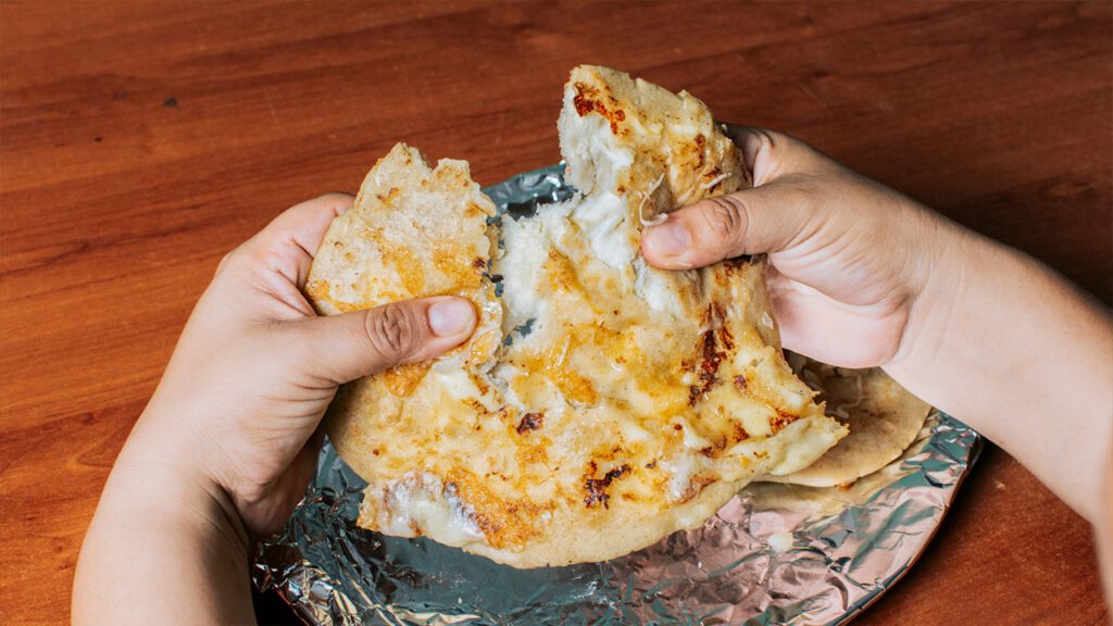 Pupusas, el plato típico de El Salvador - Rio Grande