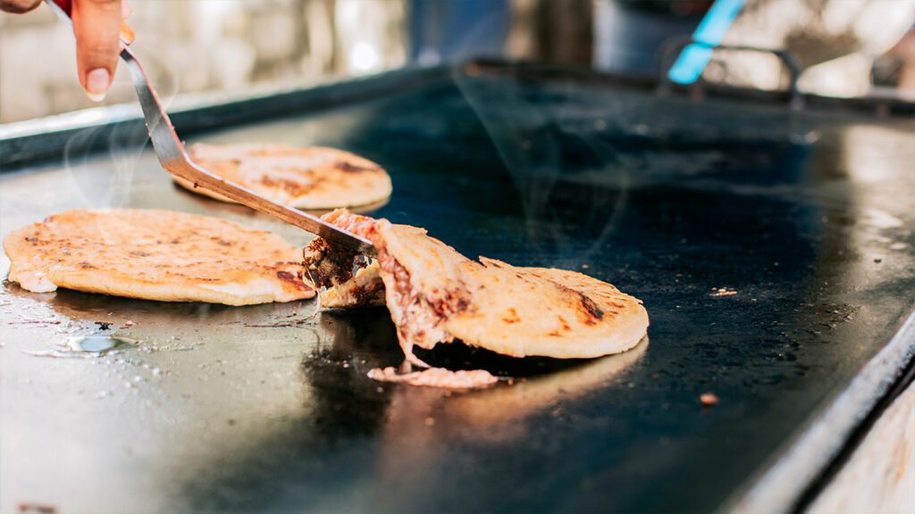 Pupusas, el plato típico de El Salvador - Rio Grande